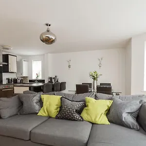 Apartment Seaside Serenity: Contemporary With Access, Bournemouth