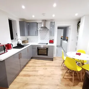 Apartment 4 Sleeps And Travel Cot- Close To And Restaurants, Bournemouth